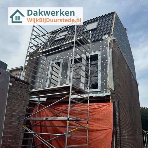 Een hellend dak met dakisolatie Een hellend dak met dakisolatie