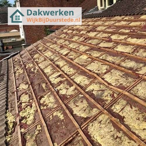 Oude dakisolatie verwijderen en nieuwe plaatsen Oude dakisolatie verwijderen en nieuwe plaatsen