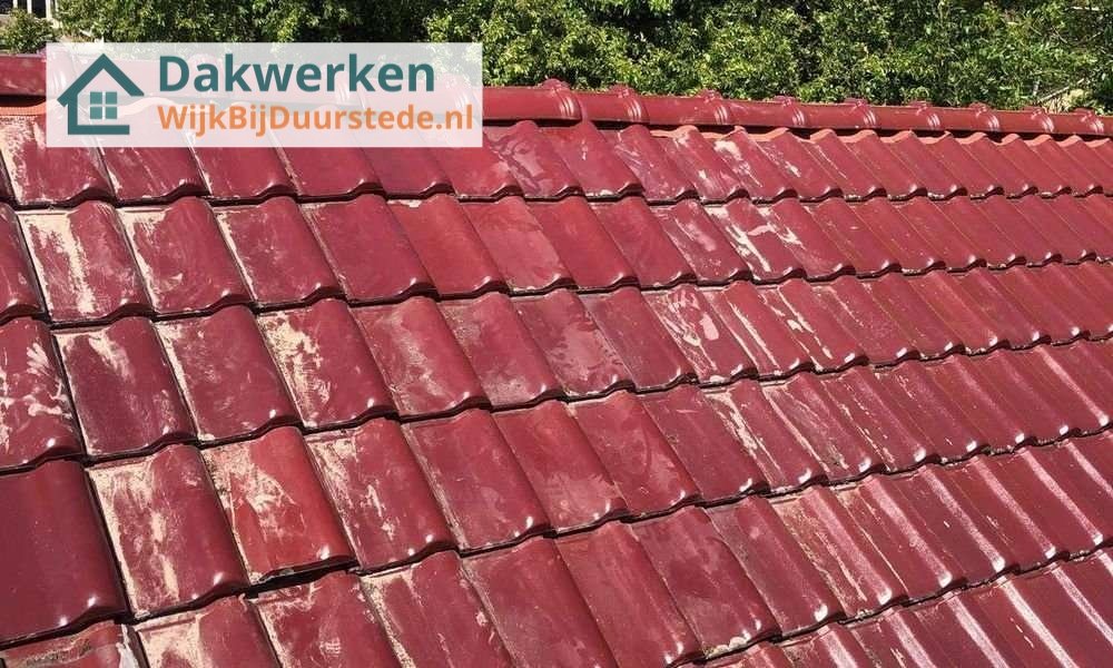 Rood pannendak aangelegd door dakdekker Rood pannendak aangelegd door dakdekker